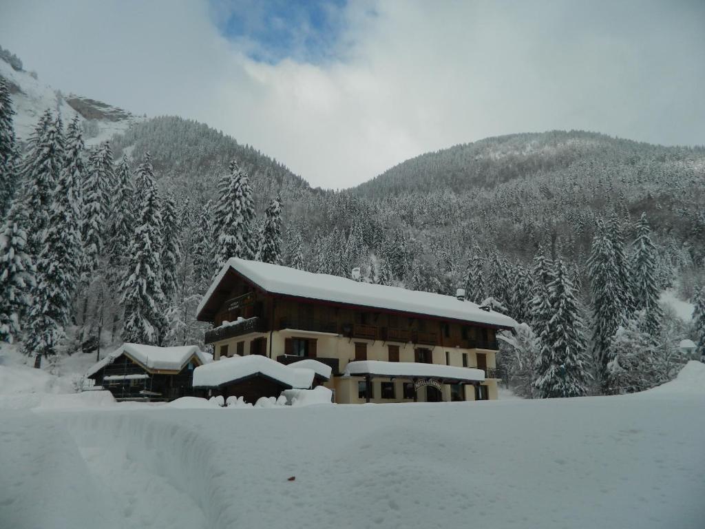 Logis Hotel Les Sapins Монрйон Екстер'єр фото
