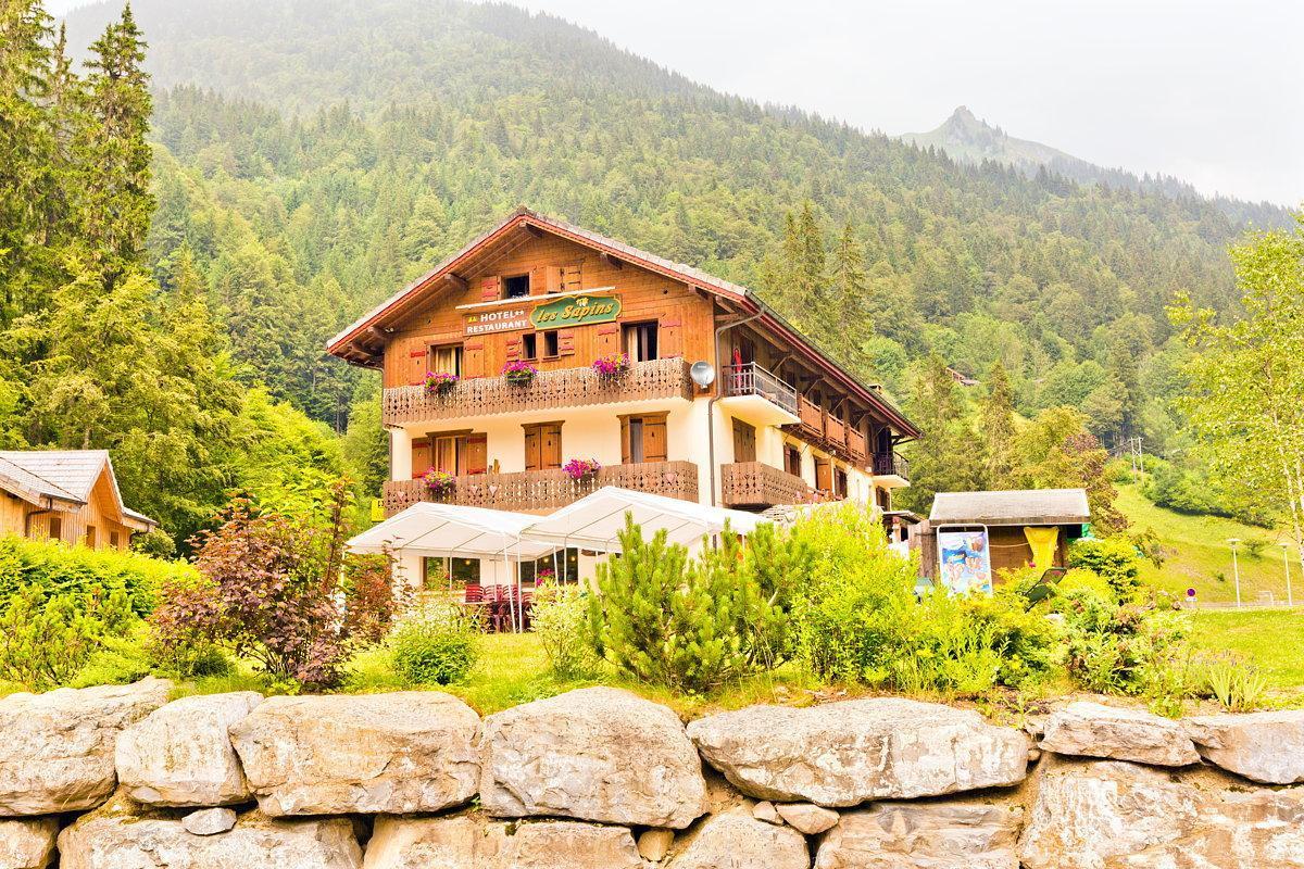 Logis Hotel Les Sapins Монрйон Екстер'єр фото