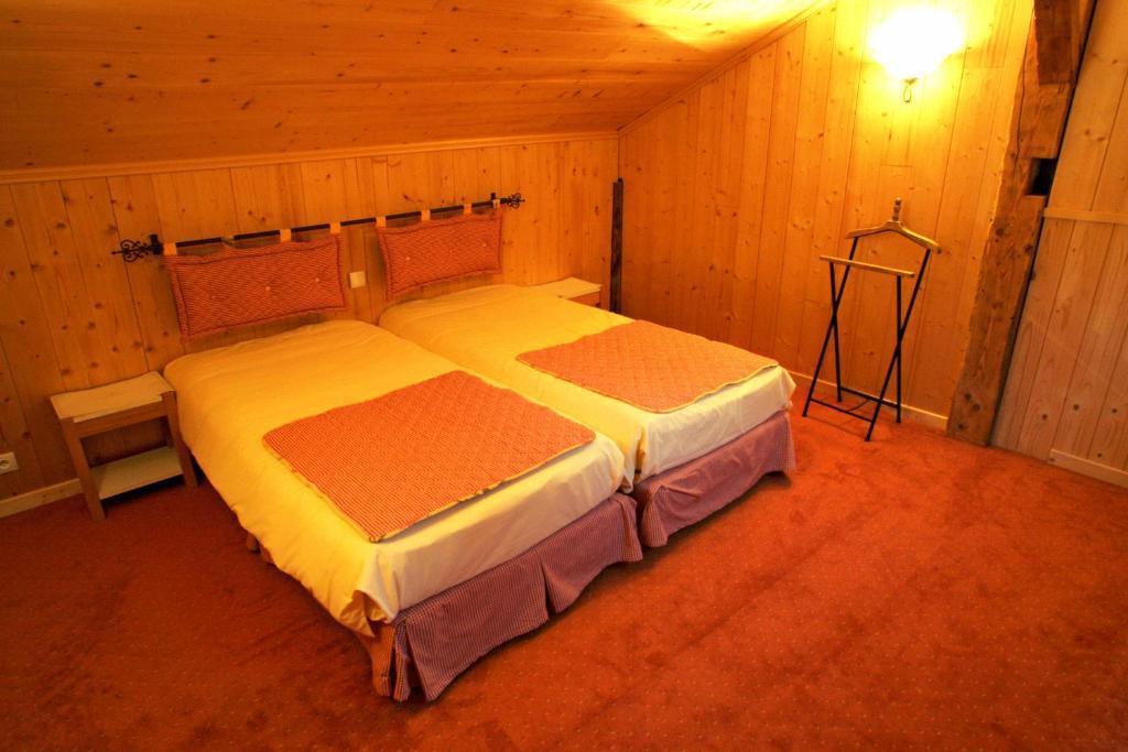 Logis Hotel Les Sapins Монрйон Номер фото