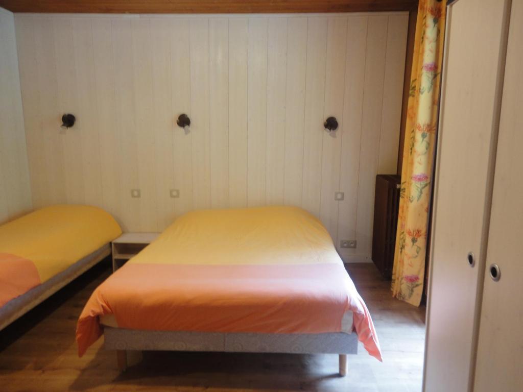 Logis Hotel Les Sapins Монрйон Номер фото